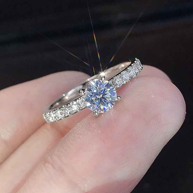 Anéis de Noivado e Casamento Clássicos  com Design de 4 Garras e Zircônia Redonda para Mulheres