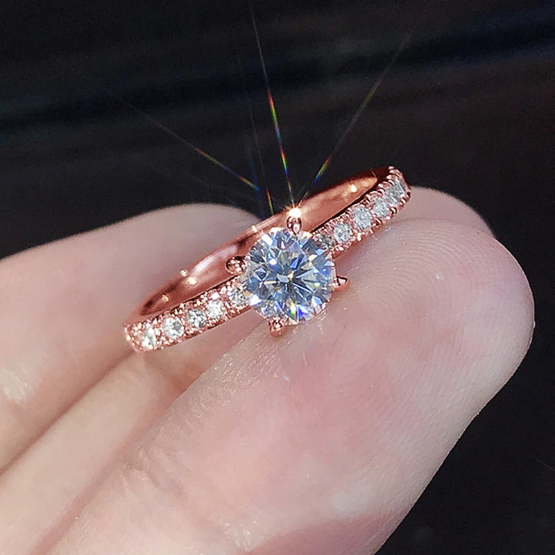 Anéis de Noivado e Casamento Clássicos  com Design de 4 Garras e Zircônia Redonda para Mulheres